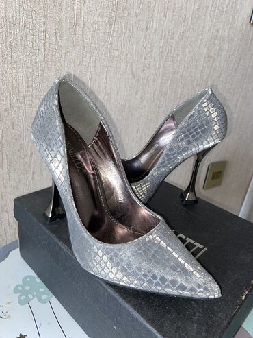 Tuflilər: Tuflilər, Ölçü: 37, rəng - Gümüşü, Yeni — 13