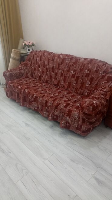 красный диван: Продаю комплект чехлов на мягкую мебель. На Диван и два кресла. В