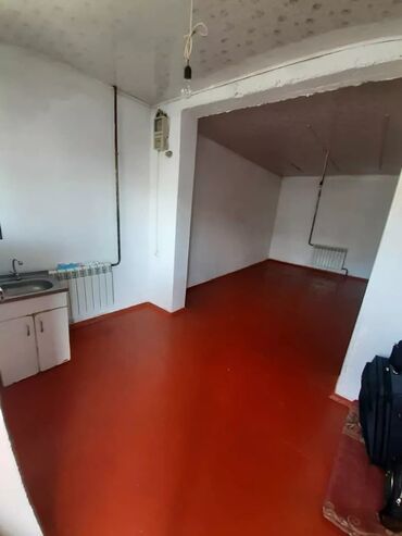 дом барачного типа: 1 бөлмө, Кыймылсыз мүлк агенттиги, Чогуу жашоосу жок, Эмерексиз