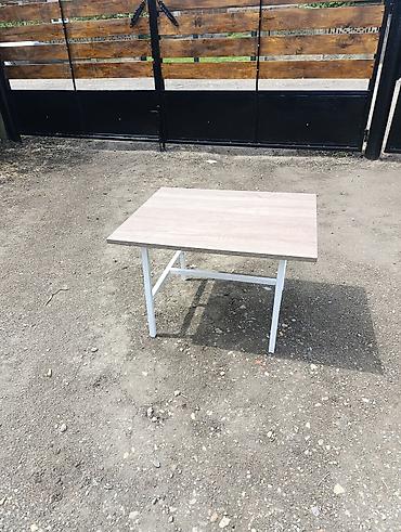 Desks and tables: Moderni mali sto – drvena ploča i metalna baza - Kvadratna/ravna — 1