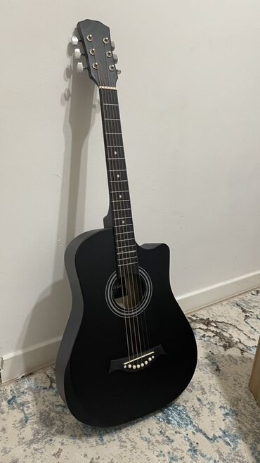 Гитары: Акустическая гитара с вырезом (cutaway), корпус типа дредноут, матовый