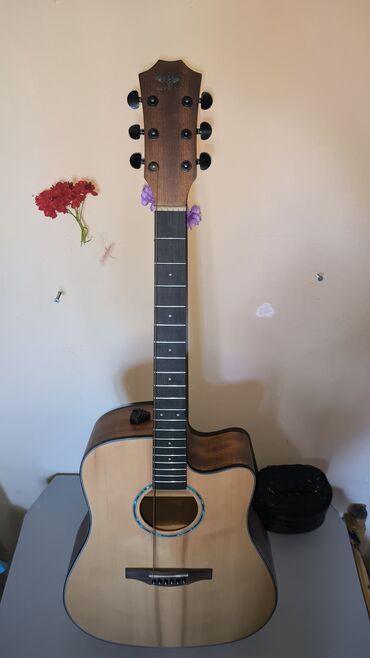 gitara balaca: Akustik gitara, 6 sim, İşlənmiş, Ünvandan götürmə, Ödənişli çatdırılma