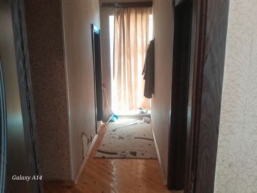 Аренда квартир: Bu mənzil yaşayış üçün əlverişli geniş otaqlar və müasir dizayn təklif