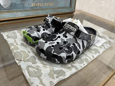 jibbitz: Crocs Classic в камуфляжном принте (серо‑чёрная расцветка). - Модель — 1