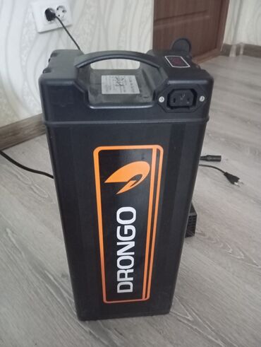зарядка на велосипед: Аккумулятор DRONGO в черном корпусе предназначен для