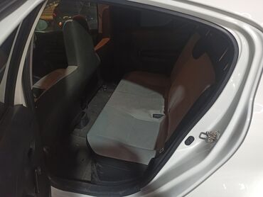 Toyota: Toyota Aqua Hybrid – ağ rəngli, 5 qapılı şəhər hetçbeki — 14