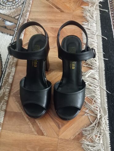 черная обувь: Продам босоножки, размер 36