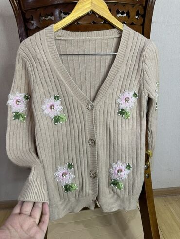 спортивное оборудование: Бежевый вязаный кардиган с вышивкой - Фасон: классический кардиган на