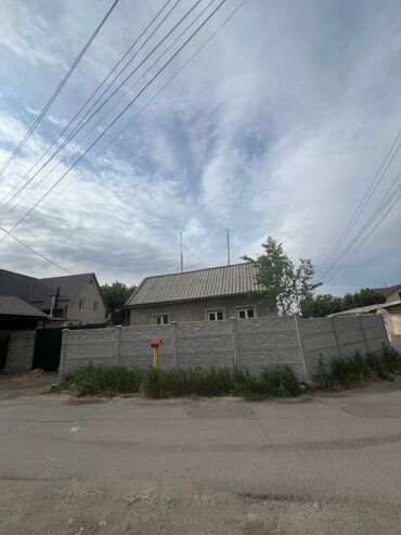 дом ыссык ата: Дом, 50 м², 3 комнаты, Собственник, Старый ремонт
