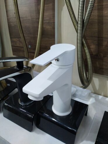 sensor krant: Ağ rəngli, tək qollu qarışdırıcı kran - Material: möhkəm metal gövdə