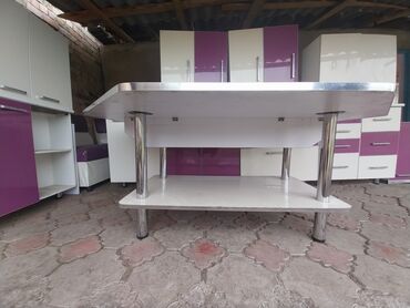 стол для кухонный: Кухонный гарнитур, цвет - Розовый, Б/у