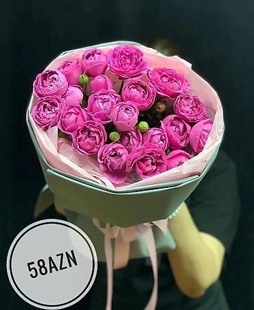 sakura gülü: 8 Mart üçün xüsusi gül kompozisiyası – şəffaf kvadrat qutuda qırmızı — 7