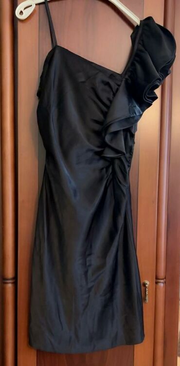 Ziyafət donları: Ziyafət geyimlərinin satışı her rengde var. Qiymetler ferqlidi. 15 azn — 28