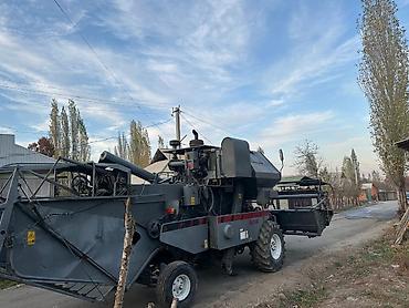 Зерноуборочные комбайны: Зерноуборочный комбайн Ростсельмаш. - Полноразмерная жатка с — 11