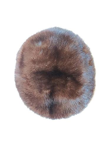 tüklü papaq: - Material: Yumşaq, sıx tüklü kürk (qəhvəyi tonlarda), hamar və parlaq — 1