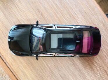 Igračke: Nov metalni Mercedes E-klasa uradjen u razmeri 1:24. Mogu da mu se — 2