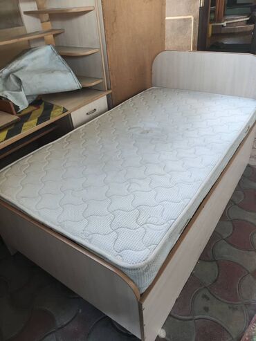 двухяростный кровать: Односпальная Кровать, Б/у