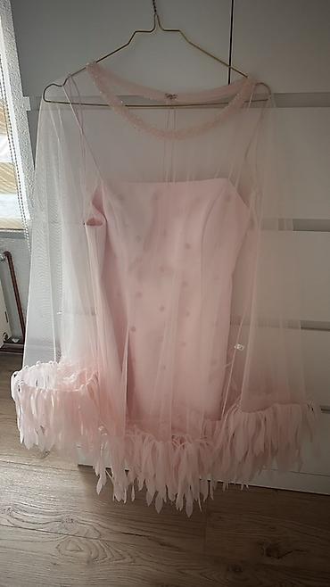 plus size haljine: Elegantna roze mini haljina sa til plaštom - Boja: puder roze - Kroj — 2