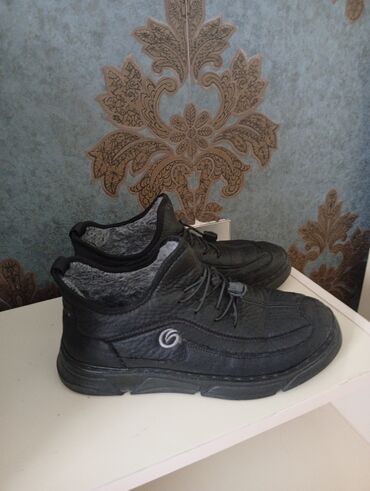 женские утепленные резиновые сапоги: - Qara rəngli kişilər üçün dəri görünümlü ayaqqabı/boots - Yarımboğaz