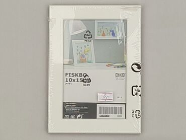 Biała ramka na zdjęcia IKEA FISKBO o wymiarach 10x15 cm. Idealna do