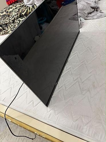 Телевизор Samsung, диагональ ориентировочно 40–43". Тонкие рамки