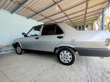 Tofas: Model: Tofas Şahin (sedan) Kuzov: 4 qapı, gümüşü rəng, qara bamperlər — 4
