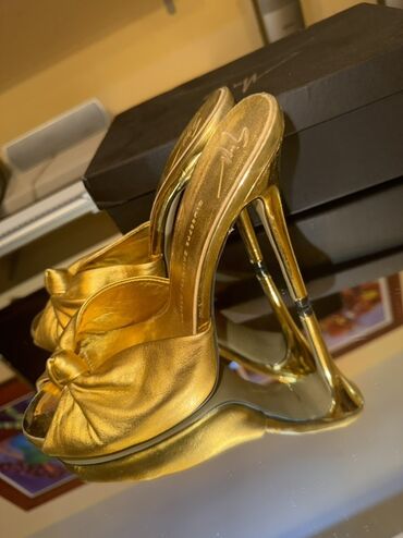 Salonke: Salonke, 40 — 8