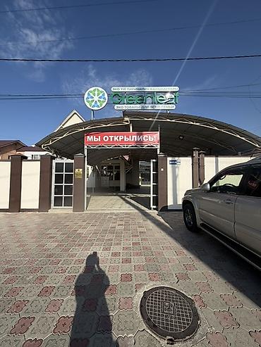 Коммерциялык кыймылсыз мүлктү ижарага берүү: Срочно сдается по первой линии по ул Баха 3- этажное здание 1000кв м — 1