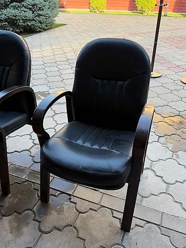 черные часы: Продаю офисные стулья ‼️
Состояние: Нормальное (разное) 
Торг есть‼️ — 5