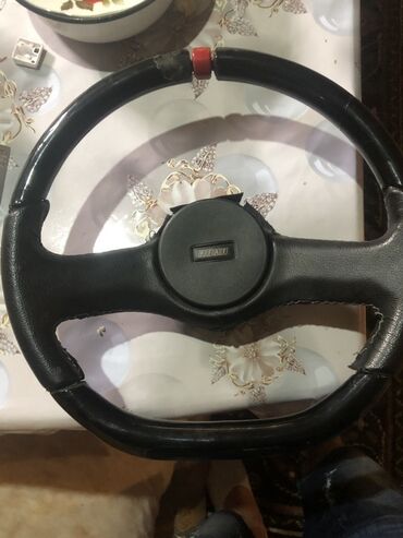 masin ucun uzlukler: Qara rəngli, Fiat markalı avtomobil sükanı. Siniqi cati yoxdur maşinin