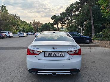 sonata 2003: Hyundai Sonata 2.4– ağ rəngli sedan Model: Hyundai Sonata 2.4 (nəsil — 4