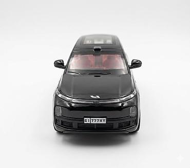 24: Ağ rəngli sedan tipli oyuncaq avtomobil maketi - Miqyas: təxmini — 10