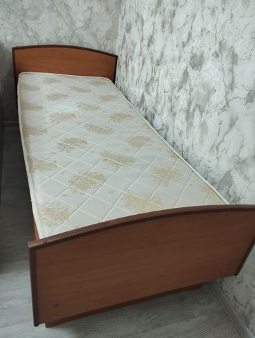 спалный дван: Односпальная кровать с матрасом. - Габариты приблизительно 90×200 см