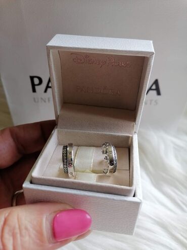 Minđuše: Pandora minđuše
Dobija se u kutijici
Cena:2100din — 24