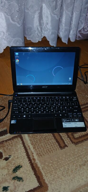 Kasalar: Acer Aspire One D257 netbuk modeli. 10.1 düym ölçülü LED ekranı var