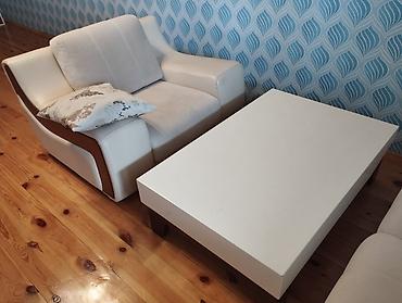 Mebel: Mebel dəsti – 3 hissə - 3 yerlik divan - 1 yerlik geniş kreslo - — 3