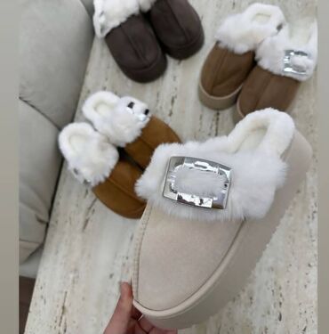 Papuče: Nove sobne papuce
Cena 2300
Vel. od 36 do 41
P/019 — 1