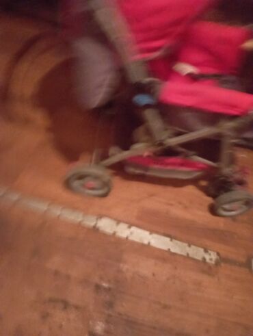 Детская коляска в очень хорошем состояние красная 100 можем