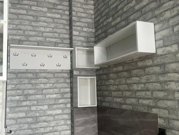 madeyra mebel: Dekorativ rəf, Düz