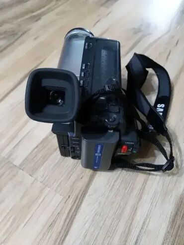 Video kamere: 1. Sony DCR-DVD205E Handycam DVD Camcorder (12x Optical Zoom, 2.7" — 14