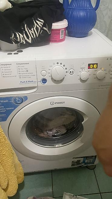 Стиральная машина Indesit с фронтальной загрузкой. Все работает at lalafo.kg Стиральная машина Indesit с фронтальной загрузкой. Все работает