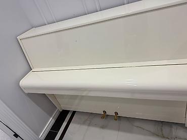 ronisch: Rönisch Upright Piano – ağ rəng, yüksək parlaq (polished) korpus - — 2