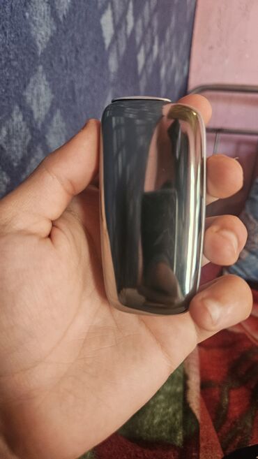 Qəlyan, vayp və aksesuarları: Gümüşü rəngdə, yığcam dizaynlı Ploom tütün qızdırıcısı. Cibdə və ya