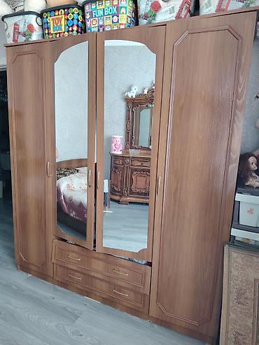 Dolablar: İşlənmiş, 4 qapılı, Güzgülü, Qəhvəyi, Taxta, Açılan, Düz dolab — 1