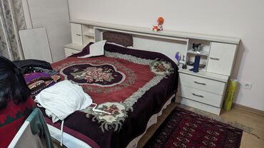 кровать металический: Спальный гарнитур, Двуспальная кровать, Шкаф, Комод, цвет - Белый, Б/у