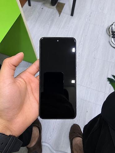 Redmi smartfon - Korpus: parlaq qara, düz ön və arxa panel, nazik