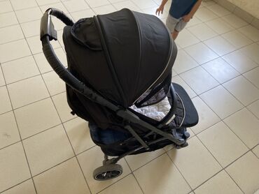 коляска для новорожденных: Коляска, цвет - Черный, Б/у