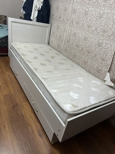 кровать односпальная с ящиками: Односпальная кровать с матрасом, выполненная в светлом оттенке