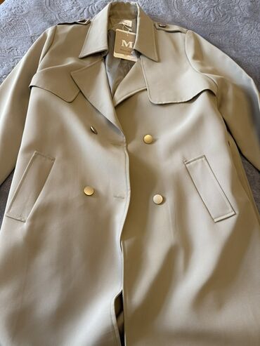 Digər qadın geyimləri: Bej rəngli klassik trençkot - Model: ikiqat düyməli (double-breasted)