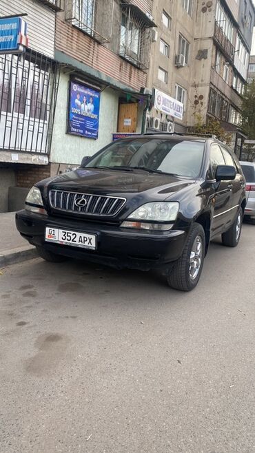 срочна сатылат машина: Черный кроссовер Lexus RX 300, на газ бензине.оснащенный рейлингами на